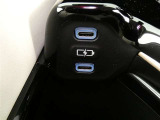 充電用USB端子付き。スマートフォンなどの充電に便利です。
