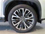 純正のアルミホイール装着車です。タイヤサイズは215/50R18です。