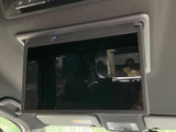 【フリップダウンモニター】大画面モニターで後席でもエンタメをお楽しみいただけます。小さなお子様にも大人気の装備です♪