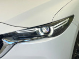 【LEDヘッドライト】悪天候や夜間走行時も良好な視界を確保し安心して運転できる高輝度LEDヘッドライトを装備!点灯速度が早く、消費電力も抑えられています。