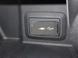 充電用USB端子付き。スマートフォンなどの充電に便利です。