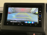 リバースギアに入れるだけで後方の表示へ切り替わります。夜間や雨の日の駐車も楽になりますよ。