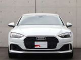 ●一目でAudiとわかる特徴的なシングルフレームグリル・LEDランプ。精悍なフロントマスクからAudiのスマートで上品なブランドを連想させてくれます。女性にも大変ご好評頂いております。