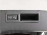 バックドアはパワーバックドアです。高い位置まで開く重たいドアをボタン操作で閉められる嬉しい装備です。スイッチまたはキー操作で開閉できるので、荷物を持っていても安心です。