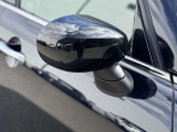 MINIの電動格納サイドミラーは、スイッチ操作でスムーズに開閉でき、狭い駐車場でも安心して扱えます。車体との一体感あるデザインで、利便性とスタイリングを両立した装備です。