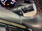 ステアリングホイール・後ろの減速セレクターは、左右に取り付けられた2つのパドルスイッチで減速の強さを調整。 左側の「-」を操作すると減速を強く、右側の「+」を操作すると減速を弱くすることができます。