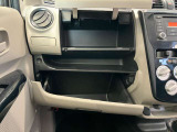 車検証入れになどにも使える便利な収納BOXあります。