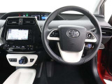 運転席です!白色のハンドルパネルやセンターコンソールがお洒落ですね♪