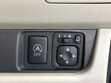 【電動格納ミラー】サイドミラーは電動格納式となっており、狭い駐車場でもキズがつくリスクを抑えられます。
