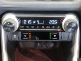 左右独立温度コントロールフルオートエアコンです。運転席、助手席それぞれで独立して温度設定ができます。冷え性の方が乗っても安心ですね♪