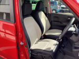 当社の中古車は、フロアマット付きで販売しておりません。中古車という特性上匂いや見栄えなどの状態が左右される為です。純正、社外の新品マットをご検討いただけます。予め得ご了承下さい。