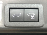 【パワーバックドア】スマートキーや運転席のボタンを押すだけでリアゲートが自動で開閉します!荷物を持っている時や、高い位置にあるバックドアを閉める際に便利な機能です♪