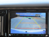 【リアカメラ】リバースに入れるだけで後方の映像が映ります。安全確認や、狭い駐車場での車庫入れ、雨の日や夜間など視界の悪い時に便利です。安全にバックする為には欠かせない装備です。