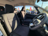 運転席は座面の上下調整が可能なシートリフター装備。