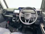 運転席まわりです。 各操作スイッチは使いやすい位置に配置されてます。