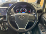 【純正革巻きステアリング】上質な革を使用することで、手にしっかり馴染みとても運転しやすいハンドルです♪