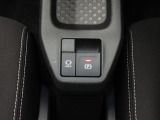 電動パーキングブレーキ&オートブレーキホールド機能付。「HOLD」スイッチを押しシステムONの状態にしておくことで信号待ちでブレーキを踏んで停車時ブレーキペダルから足を離してもブレーキを保持。楽です。
