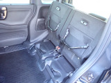 ◆チップアップ&ダイブダウン機構付【ULTR SEAT】は後席座面を左右分割で跳ね上げることができます。トランクで積載できない背の高い荷物をラクラク収納できます。ホンダ車ならではの人気装備です。