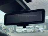 車両後方のカメラ映像を映し出し、車内の状況や、天候などに影響されずいつでもクリアな後方視界が得られるインテリジェントル-ムミラ-が装備されております。
