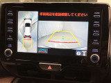 車庫入れなど後進運転時に死角をモニターで確認ができて安全です♪ ステアリング操作の参考になるガイド線も表示しますので車庫入れがニガテな方も安心ですネ!