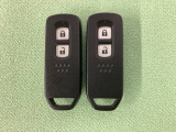 スマートキーを装備しています。鍵を差し込むことなくドアロックの開け閉めと、スタートボタン操作でのエンジンスタートができます。スペアキーも同じものを用意しております。