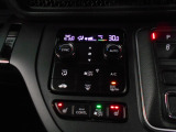 オートエアコンは左右席で独立温度コントロールが可能です。運転席はキンキンに冷やして助手席はマイルドにと言った設定が可能です。ポッカポカで心地よいシートヒーターも装備されています。