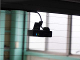 この車にはリアにもドライブレコーダーを装備しております◆映像・音声などを記録する自動車用の装置です。 もしもの事故の際の記録はもちろん、旅行の際の思い出としてドライブの映像を楽しむことができます。