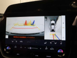 車両の前後左右に搭載したカメラから取り込んだ映像を合成し、車両を上から見た様な映像をナビゲーション画面に表示する事が出来る、パノラミックビューモニター装備