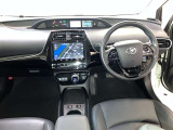 運転席周りのレイアウトをご覧ください。ナビゲーションが綺麗に装着されすっきり収まってますね!