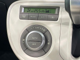 【オートエアコン】一度お好みの温度に設定すれば、車内の温度を検知し風量や温度を自動で調整。暑い&hellip;寒い&hellip;と何度もスイッチ操作をする必要はありません。快適な車内空間には必須の機能ですね♪