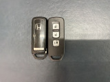 スマートキーは鍵をバッグに入れたままでもドアロックの開閉やエンジンのON・OFFができます。夜間や雨の日も鍵を探さなくて良いので便利です。