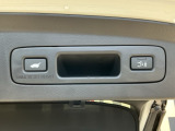 お好みの位置で止められるメモリー機能付の電動リアゲートです!後ろが狭い駐車場でもスムーズに荷物を積めて、さらに背が低い人の手がムリなく届く高さで止めることも可能です!