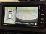 パノラミックビューモニターを装備。駐車場や交差点でクルマを真上から見るように周囲を確認できます。機能の詳細は販売店スタッフまでおたずねください。