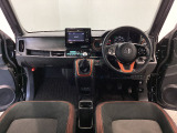 【前方視界】開放的な前方視界!運転がしやすく疲れにくいです♪窓が大きく、見通しがとっても良いおクルマですよ♪