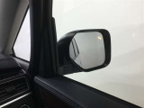 隣車線を走る車両をレーダーで検知し、ドアミラーでは確認しにくい後側方エリアに存在する車両に加え、急接近してくる車両も検知します。車両を検知するとドアミラーに搭載されたLEDインジケーターが点灯します。