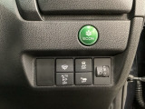 ハンドルの右側にはヘッドライトレベライザーとVSA(ABS+TCS+横滑り抑制)の解除スイッチがついています。ヘッドライトレベライザーは道路状況や積荷の加重に応じてライトの高さを調節できます。