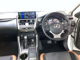 運転席周りのレイアウトをご覧ください。ナビゲーションが綺麗に装着されすっきり収まってますね!