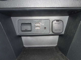 USB(Type-A)が2口分ございます。AppleCarPlayやAndroidAutoのスマートフォンとの連携や通信、充電で使用出来ます。シフトノブ奥側にシガーソケットもございます。
