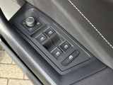 運転席ドアに集約されたパワーウィンドウスイッチで、全窓をスマートに操作できます。
