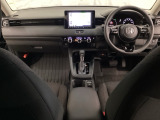 車内は光触媒抗菌消臭施工済です。スタイリッシュなデザインでスポーティなインパネ周りを演出します。グローブボックスやカップホルダーのほかにトレーなどたくさんの収納スペースが付いています。