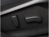 運転席と助手席は電動パワーシートが装備され、ドライバーの体系に合わせて細かいシートポジション設定が可能です!