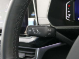 左側のレバーで方向指示器とハイビームの操作ができます。ハイビームはオートハイビーム機能搭載で、ハイビームとロービームの切り替えを自動で行い、煩わしい切り替えの手間を省いてくれます。