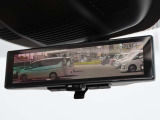 車両後方を映し出します・スマートルームミラー装備です。