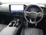 &ldquo;F SPORT&rdquo;専用装備として、パドルシフト付き本革ステアリング、本革シフトノブ、アルミスポーツペダル、本革スポーツシートなどが装備されています。