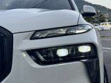 LEDヘッドライト。先進のLEDテクノロジーを採用。照射される白色光の周波特性は太陽に近く、バイキセノンヘッドライトを上回るコントラストでさらに明るく輝きます。悪天候の日でも優れた視認性を発揮します。