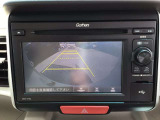 【バックカメラ】運転が苦手な方も車庫入れラクラク。ギアをリバースに入れれば自動的に切り換わりますので、面倒な操作は不要です。狭い駐車場も大切なお車を傷つけず安心です。