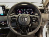 運転にかかわる様々な操作を安全に行えるように視点移動が少なく操作性に配慮されたスイッチ類が凝縮されたコクピットです。