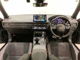 車内は光触媒抗菌消臭施工済です。スタイリッシュなデザインでスポーティなインパネ周りを演出します。グローブボックスやカップホルダーのほかにトレーなどたくさんの収納スペースが付いています。