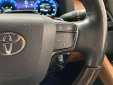 前方の車との車間を設定し、スピードを上げたり緩めたりを自動で行ってくれる追尾式の「レーダークルーズ」。上級装備の一つです!高級車にしかつかない嬉しい機能です。