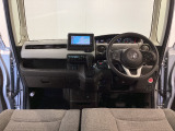 【前方視界】開放的な前方視界!運転がしやすく疲れにくいです♪窓が大きく、見通しがとっても良いおクルマですよ♪